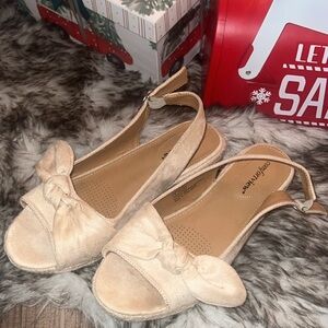 Comfortview Women's Cream Sandals/ small wedge